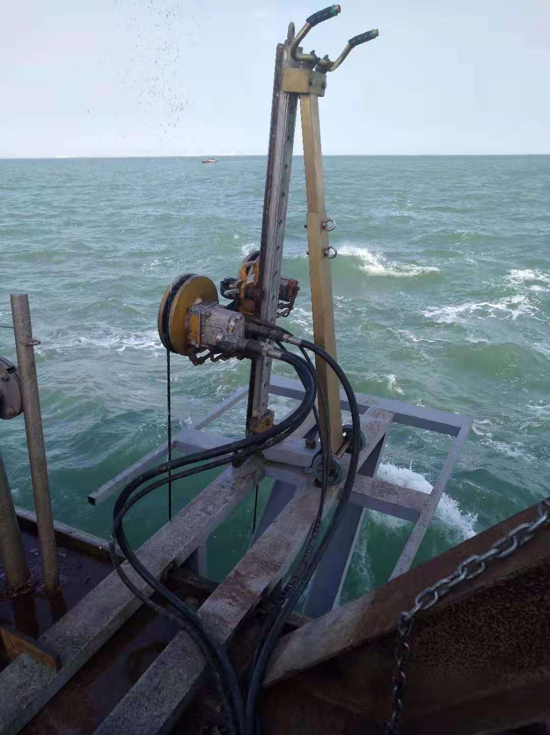 我公司负责施工的原渤西油气处理厂登陆管道与高沙岭港区10万吨级航道一期工程及防波堤一期工程交叉影响区域部分海底管道回收工程项目进展顺利