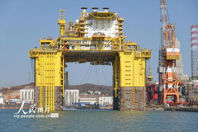 全球首座十万吨级深水半潜式生产储油平台“深海一号”能源站在山东烟台交付