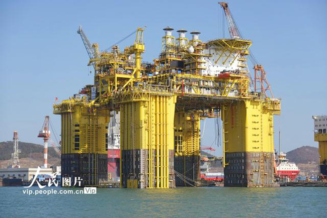 全球首座十万吨级深水半潜式生产储油平台“深海一号”能源站在山东烟台交付