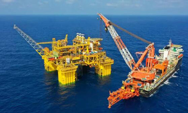 国内首条1500米水深钢制悬链线立管成功回接