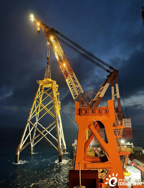 我国首个离岸最远、单机容量最大的深水区海上风电项目首台风机基础导管架完成吊装