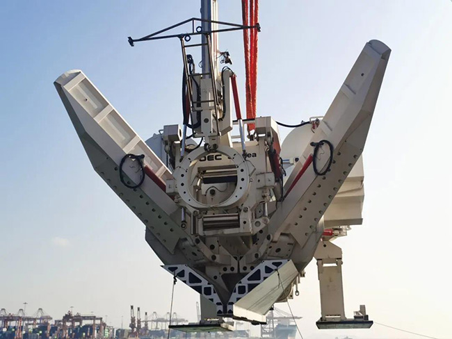 我国首次深水犁式挖沟机海试成功