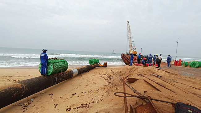 尼日尔-贝宁原油外输管线项目海上终端工程-近岸段海底管线均已顺利拖拉就位