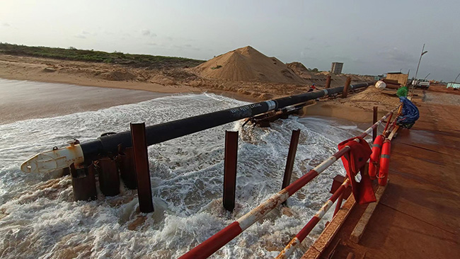 尼日尔-贝宁原油外输管线项目海上终端工程-近岸段海底管线均已顺利拖拉就位