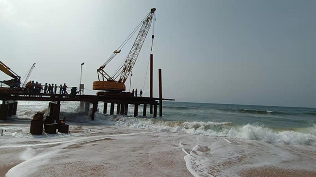 尼日尔-贝宁原油外输管线项目海上终端工程-近岸段海底管线均已顺利拖拉就位