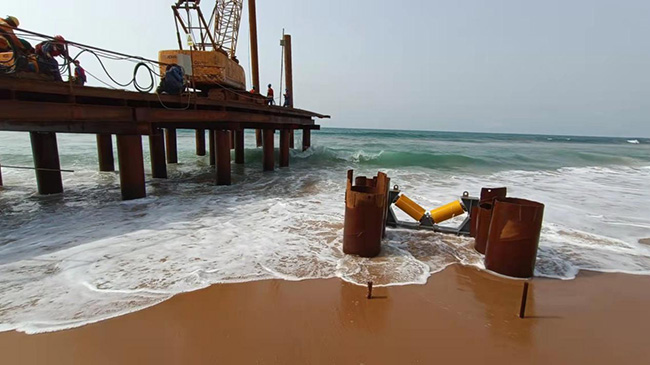 尼日尔-贝宁原油外输管线项目海上终端工程-近岸段海底管线均已顺利拖拉就位