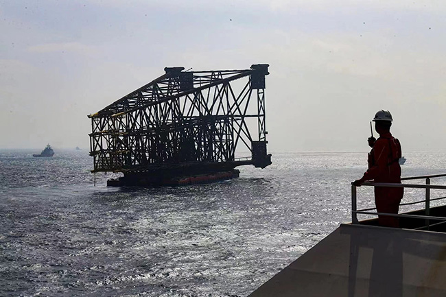 亚洲第一深水导管架“海基一号”海上安装就位