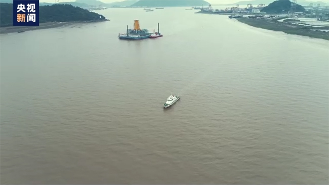 我国首创筒型基础专用浮运平台在宁波象山顺利出港