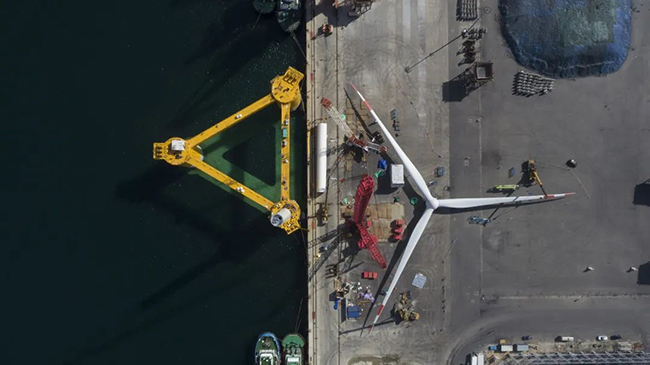 扶摇直上 筑梦深蓝——国内首台深远海浮式风电装备运抵湛江！