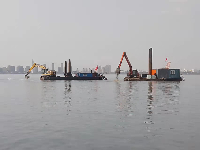 青岛胶州湾海底管道浮拖安装工程后挖沟工作进展顺利