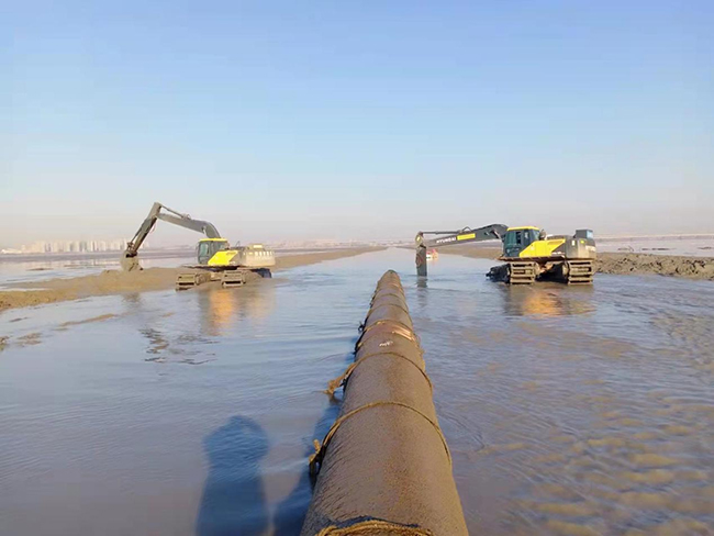 青岛胶州湾海底管道浮拖安装工程后挖沟工作进展顺利