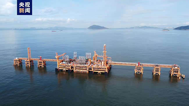 世界最大海上液化天然气接收站试运行