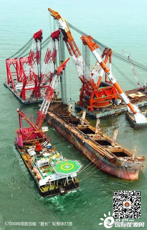 全球首例!半潜船配合浮吊船成功安装海上升压站导管架 全球首例!半潜船配合浮吊船成功安装海上升压站导管架