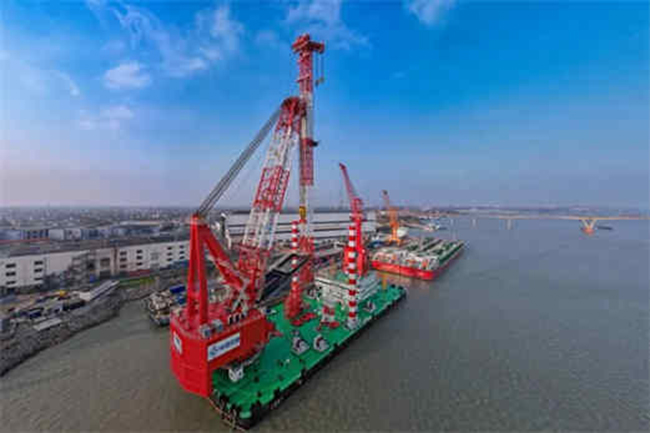 国内首艘自主研制110米架高旋转式打桩船“三航桩22”交付
