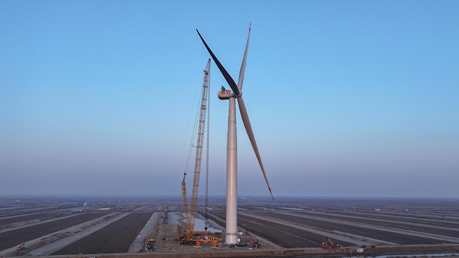 中国中车“启航号”20MW漂浮式海上风电机组成功吊装