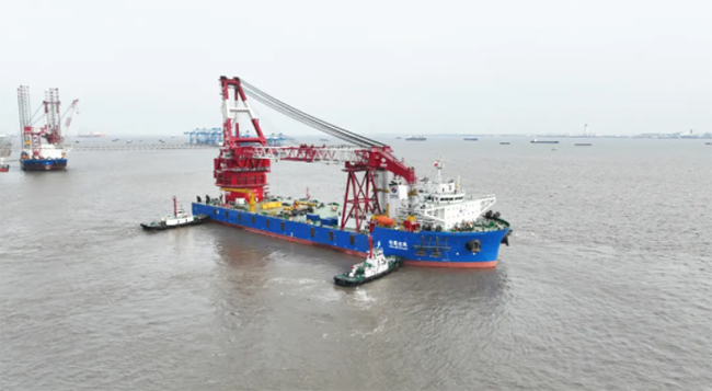 3600T自航式全回转起重船“电建志高”启航