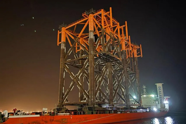 天津智能制造基地最大导管架完成装船作业
