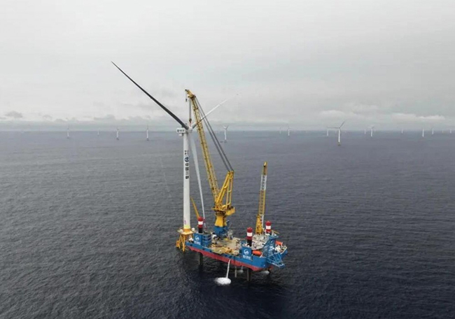 全球首个应用±500kV柔性直流输电技术海上风电项目实现首台风机吊装