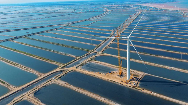 高铁可靠性基因赋能，中车株洲所12MW海上双馈风电机组成功吊装