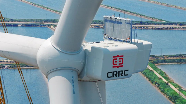 高铁可靠性基因赋能，中车株洲所12MW海上双馈风电机组成功吊装
