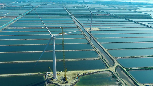 高铁可靠性基因赋能，中车株洲所12MW海上双馈风电机组成功吊装