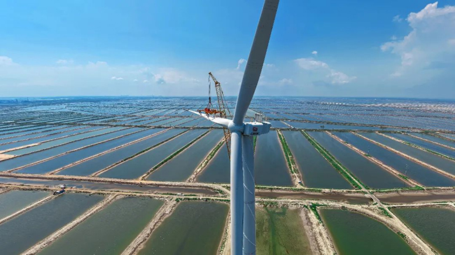 高铁可靠性基因赋能，中车株洲所12MW海上双馈风电机组成功吊装