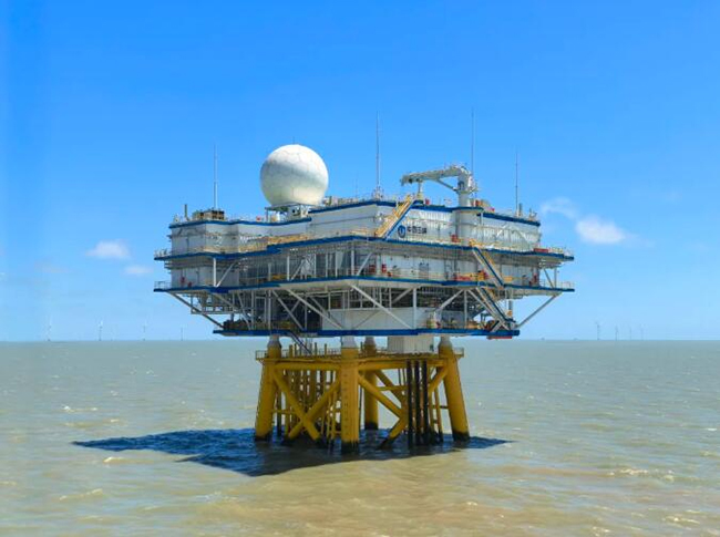 我国首个搭载气象雷达的海上升压站安装完成