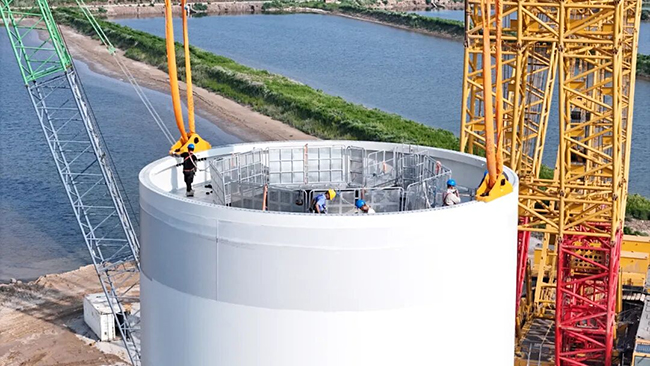 全球最大26兆瓦级海上风电机组成功吊装