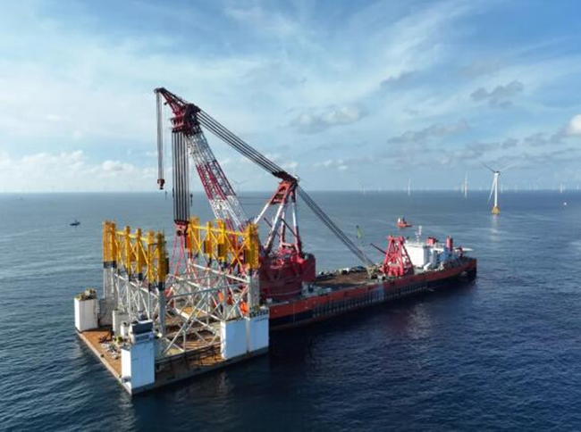 “海上大力士”“振华30”轮完成国内首个万吨级海上钢结构安装工程