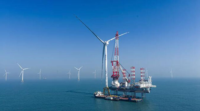 全球首台20兆瓦海上风电机组完成吊装