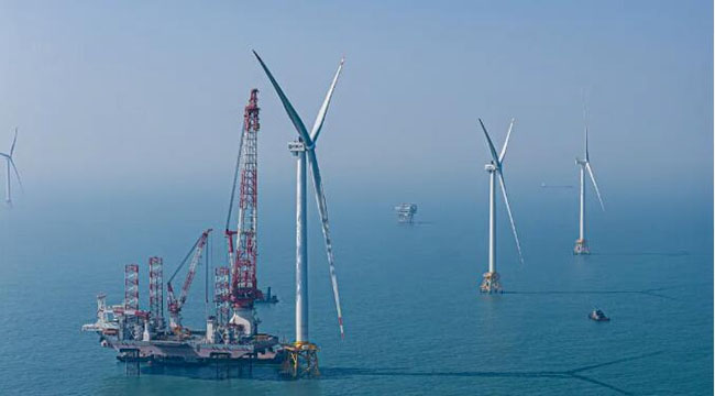 全球首台20兆瓦海上风电机组完成吊装