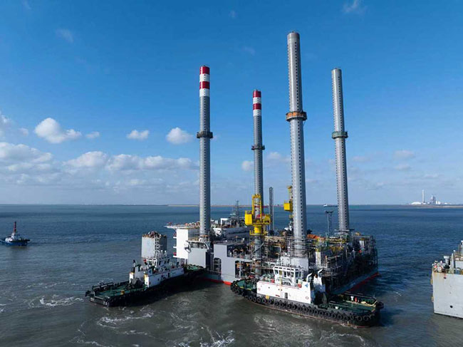 我国最大的智能自安装生产处理平台 “海洋石油166”成功下水测试