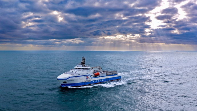 全球最大，上海设计，大型压裂船“海洋石油696”交付