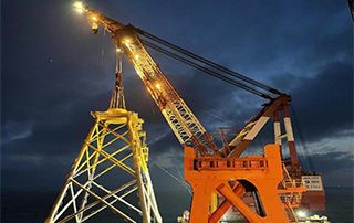 我国首个离岸最远、单机容量最大的深水区海上风电项目首台风机基础导管架完成吊装