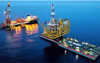 我国自主设计建造最大海上原油生产平台安装完成