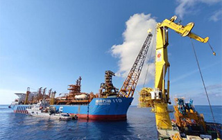 中国海油首次自主完成深水海底电缆水平式铺设