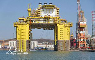 全球首座十万吨级深水半潜式生产储油平台“深海一号”能源站在山东烟台交付