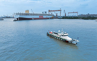 399.99米长！全球最大集装箱船完成出坞