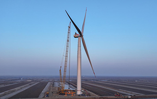 中国中车“启航号”20MW漂浮式海上风电机组成功吊装