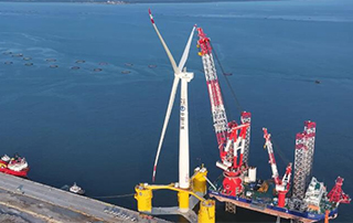 金风科技16MW漂浮式风电机组成功吊装