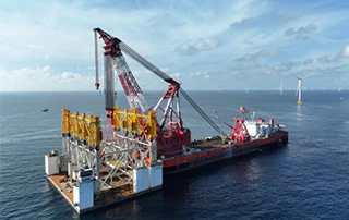 “海上大力士”“振华30”轮完成国内首个万吨级海上钢结构安装工程