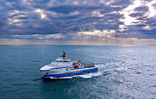 全球最大，上海设计，大型压裂船“海洋石油696”交付